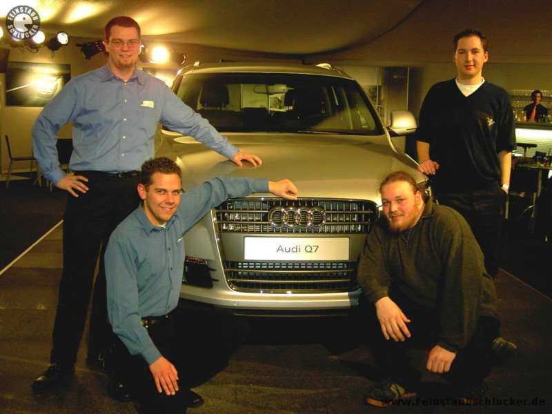 Alex, Jakob, Marko und Martin vor dem Audi Q7 - 2