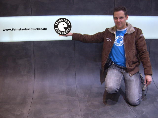 Alex mit Feinstaubschlucker-Logo