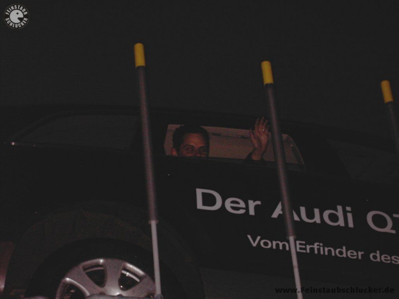 Alex winkt aus dem Audi Q7