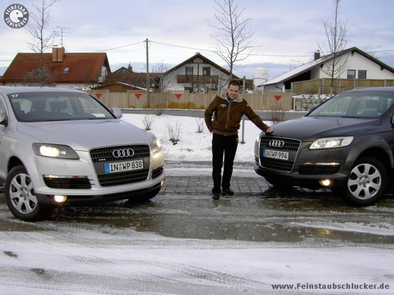 Alex zwischen zwei Audi Q7 - nah