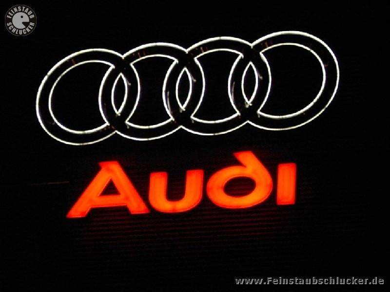 Audi-Logo bei Nacht
