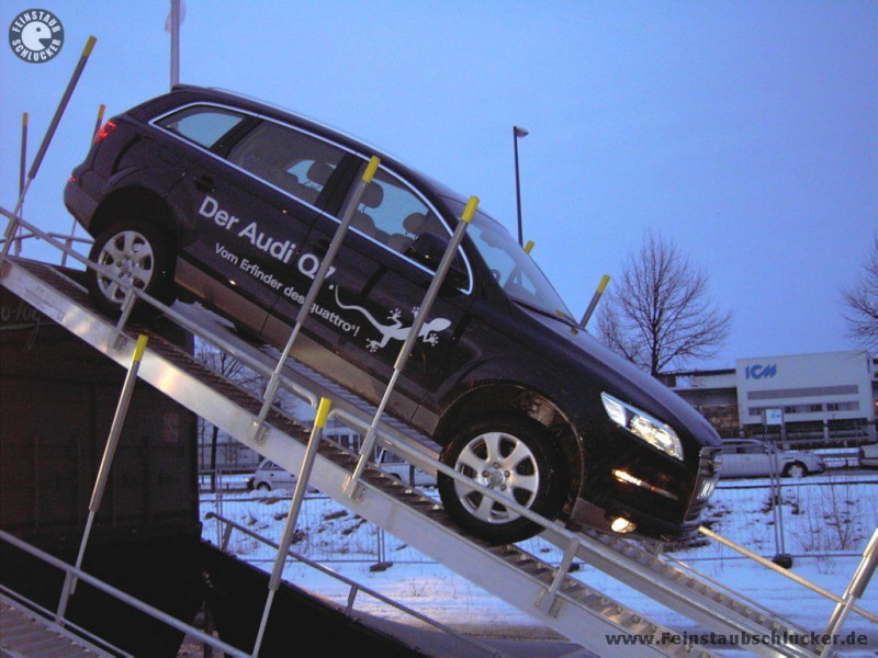 Audi Q7 am Abstieg des Gelndeturms