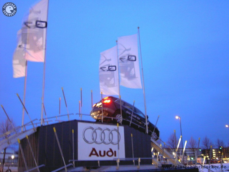 Audi Q7 am Abstieg des Gelndeturms - hinten