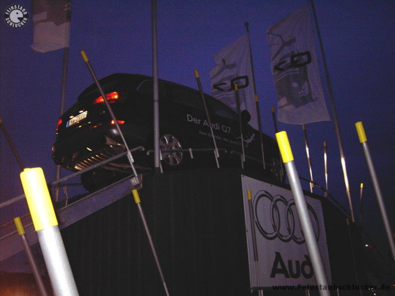 Audi Q7 auf Gelndeturm - Nacht