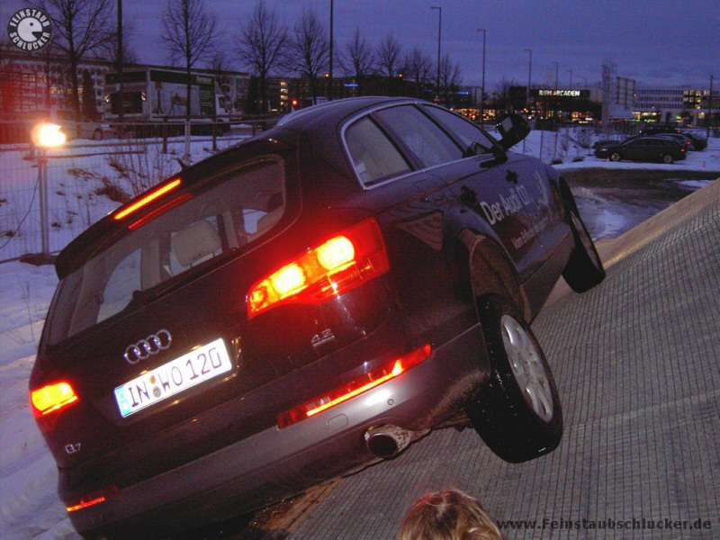 Audi Q7 in Schrglage - Heck