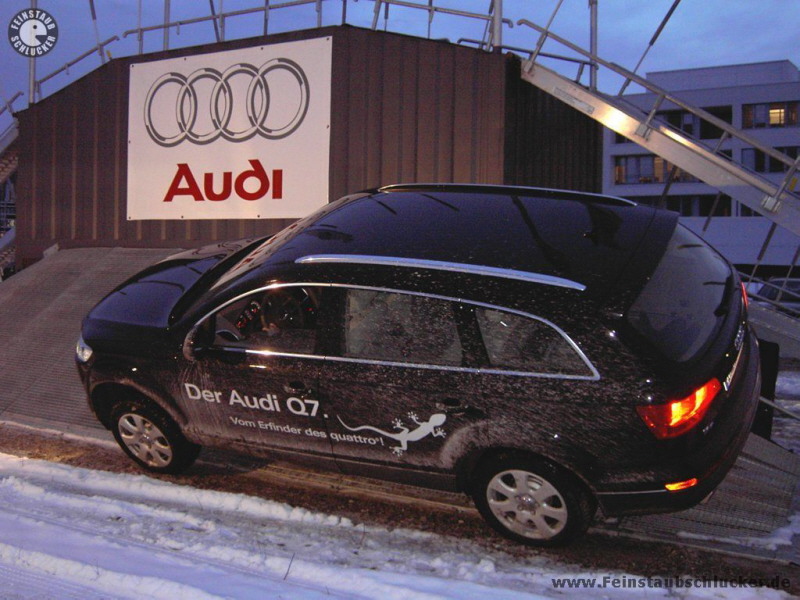 Audi Q7 in Schrglage - Seite hinten