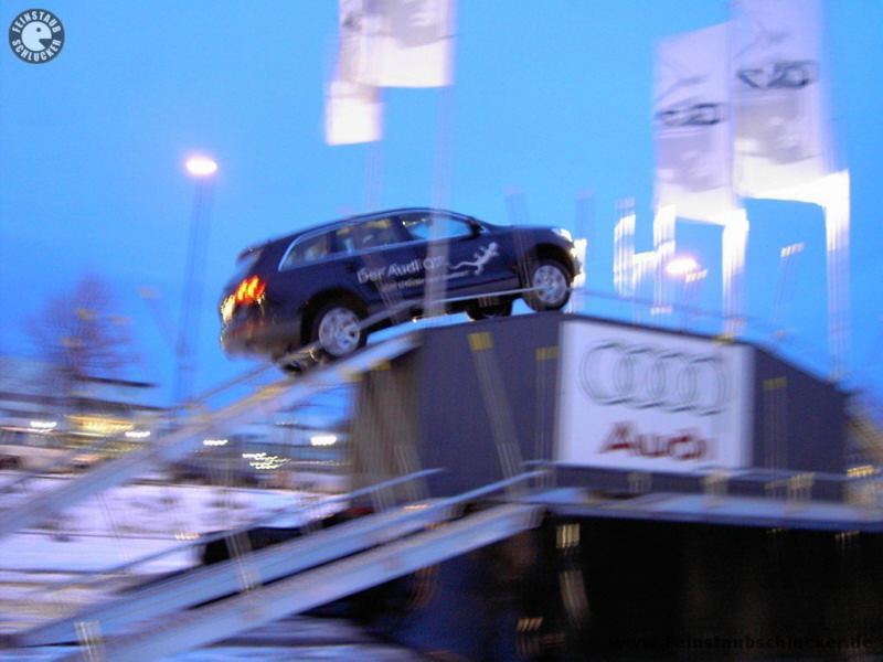 Audi Q7 mit Vollgas auf den Gelndeturm