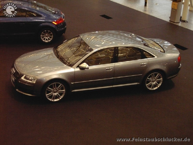 Audi S8 in der Auslieferungshalle