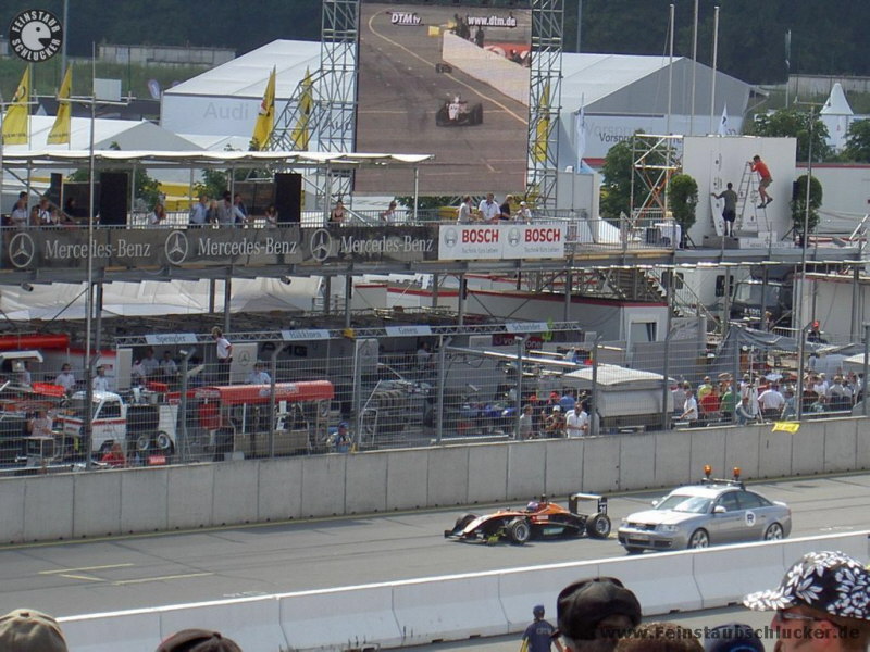 Formel 3 - Audi RS6 �berholt Formel-3-Fahrzeug