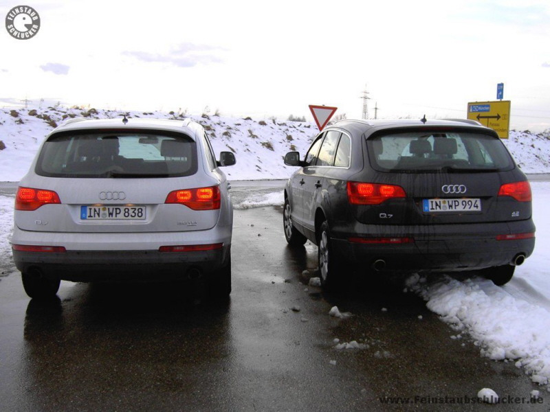 Zwei Audi Q7 - Heck