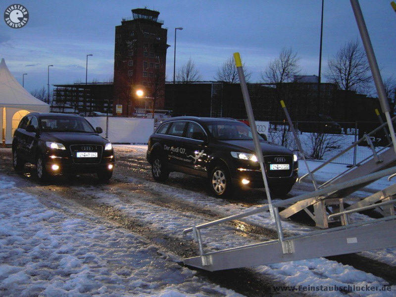 Zwei Audi Q7 bereit fr den Gelndeturm